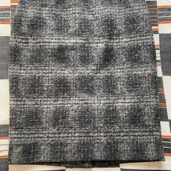 Banana Republic Wool Blend Skirt. Size 8. Knee Length. Winter. Work Wear. Casual - Picture 2 of 9
